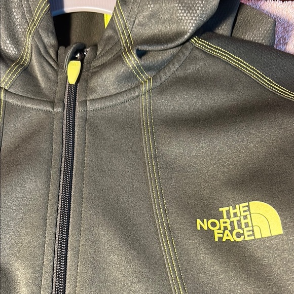 The North Face Men’s Green Performance Jacket with Hood - Picture 2 of 9